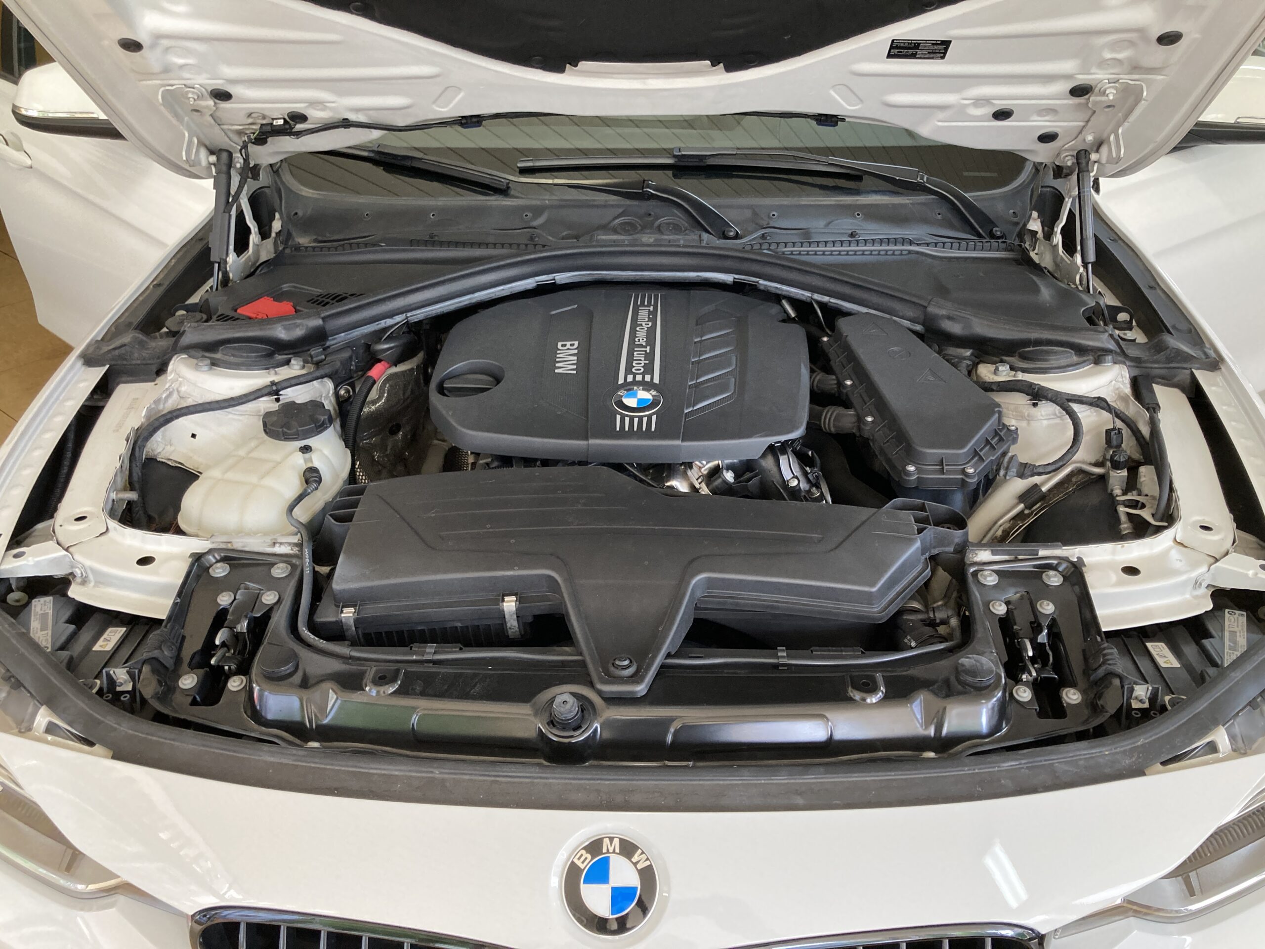 
								BMW 318 d Touring full									