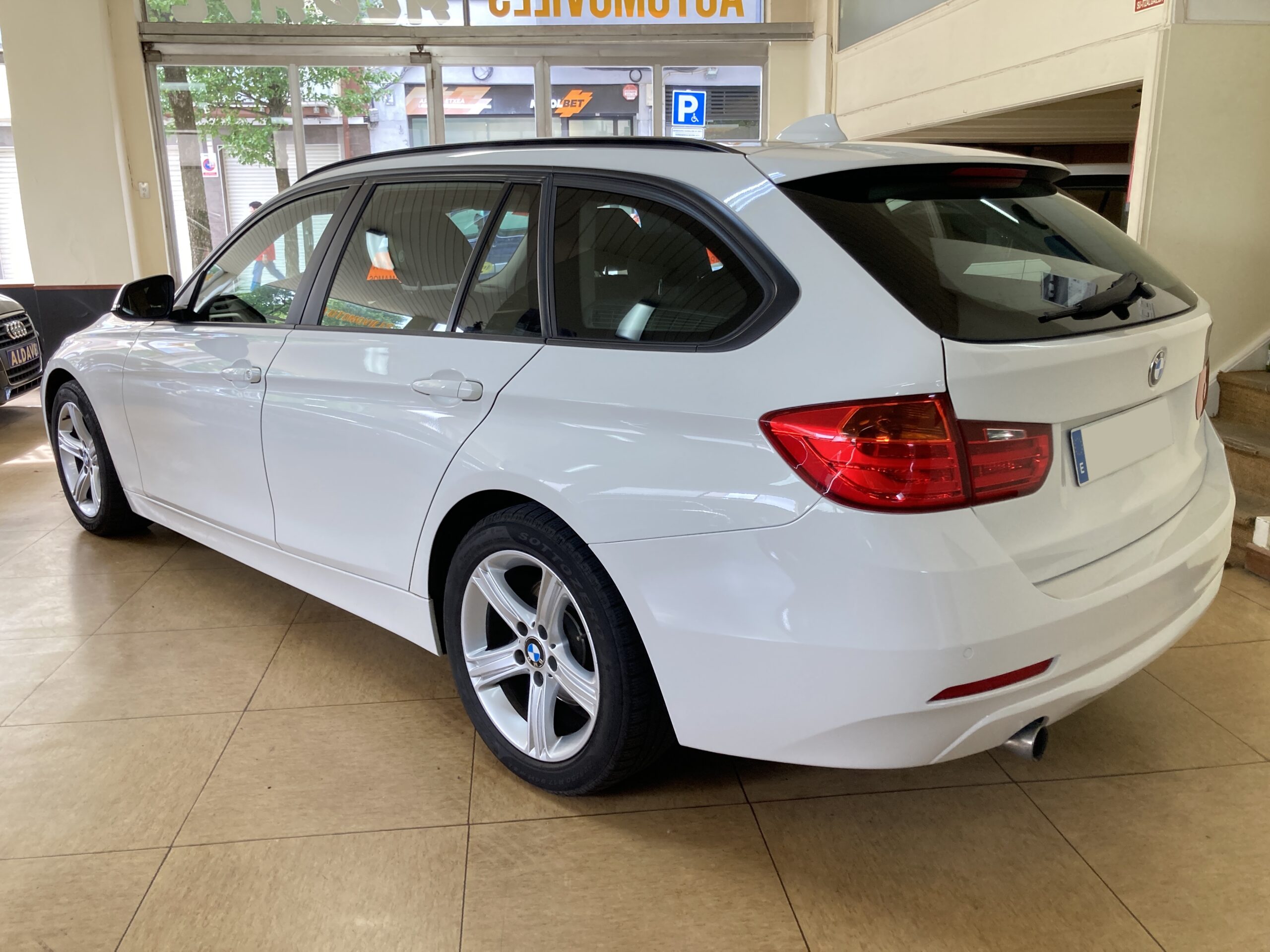 
								BMW 318 d Touring full									