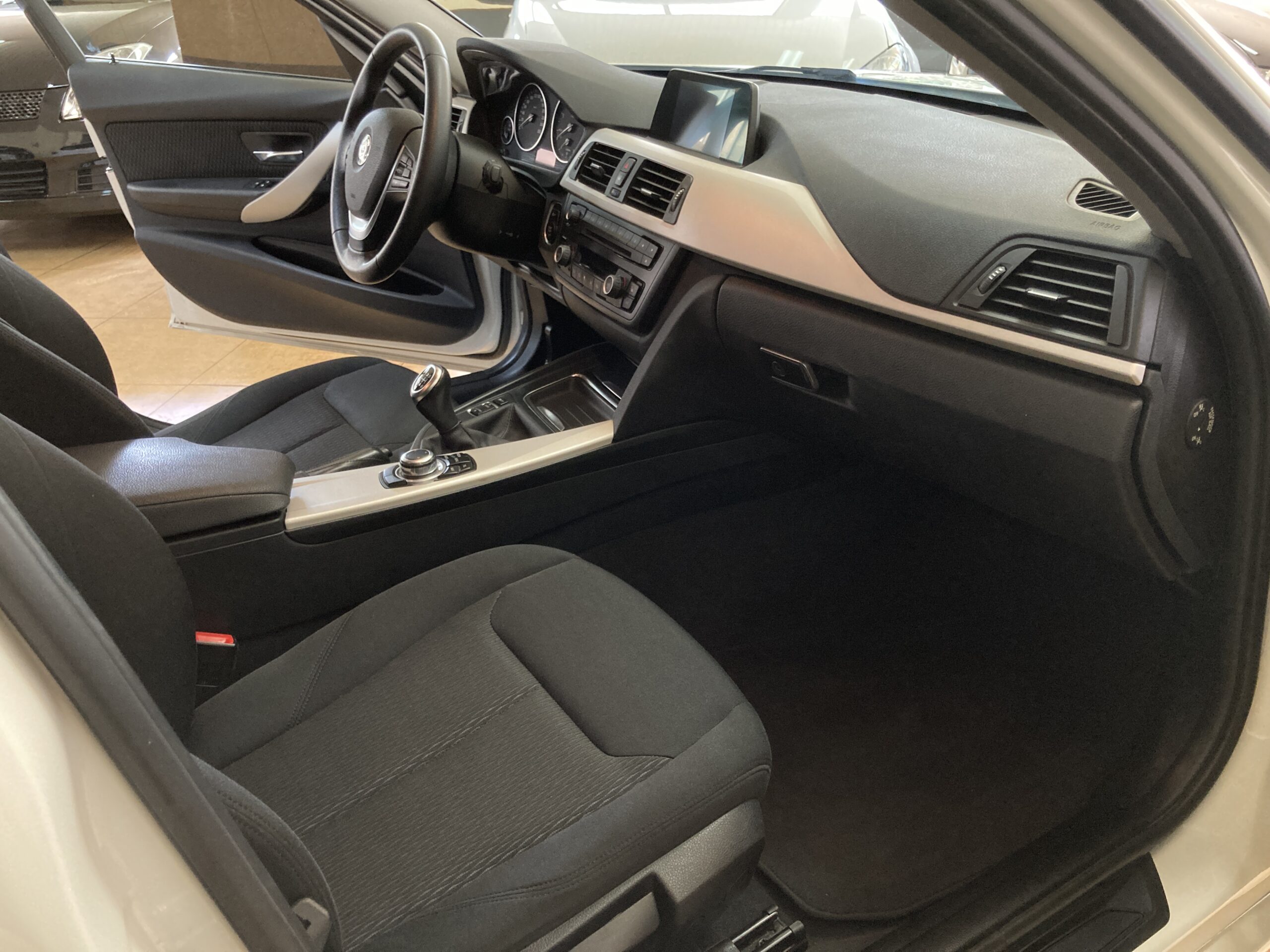 
								BMW 318 d Touring full									