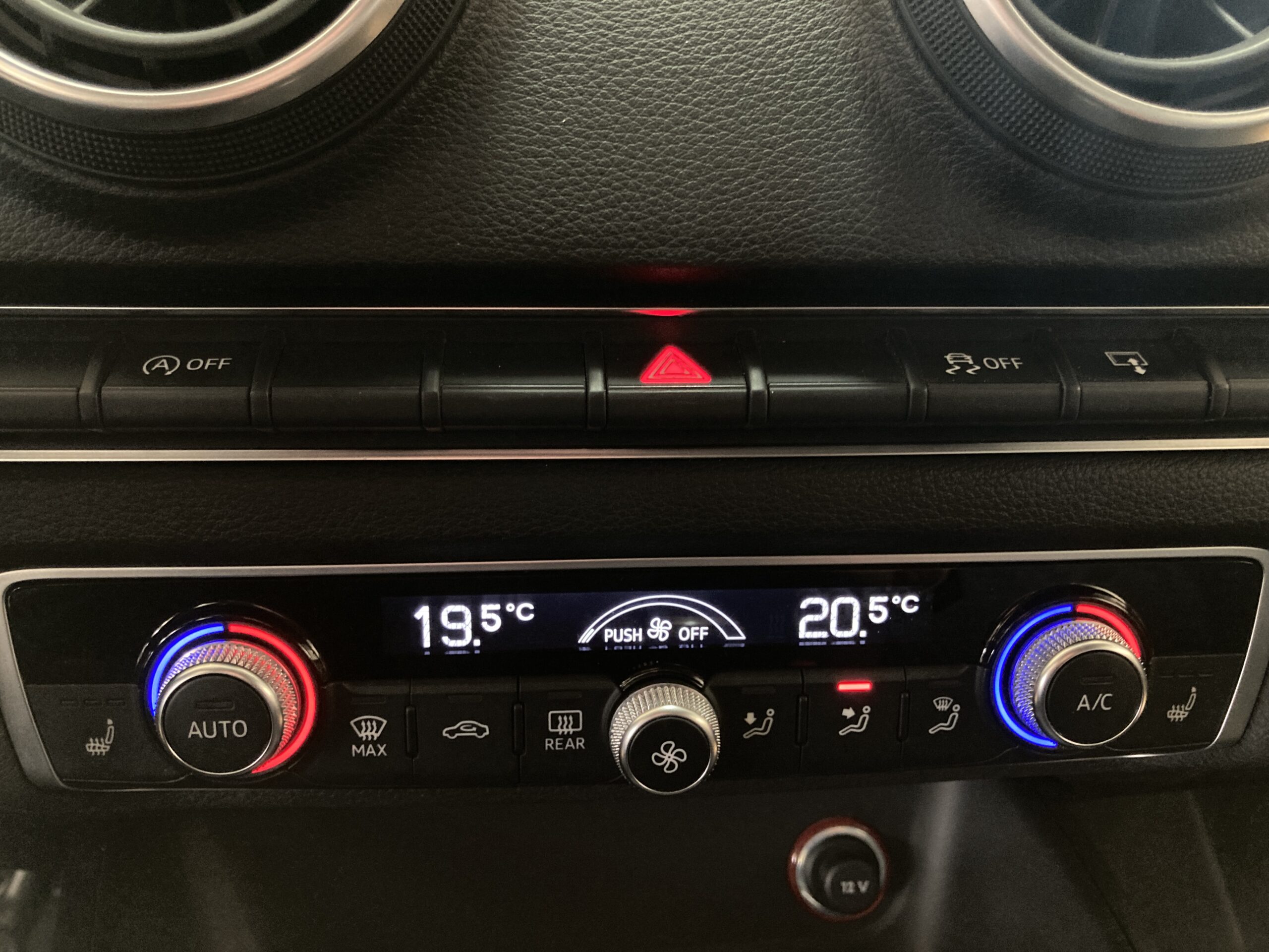 
								AUDI A3 Sportback 1.6TDI Clean D Attraction 110CV full									