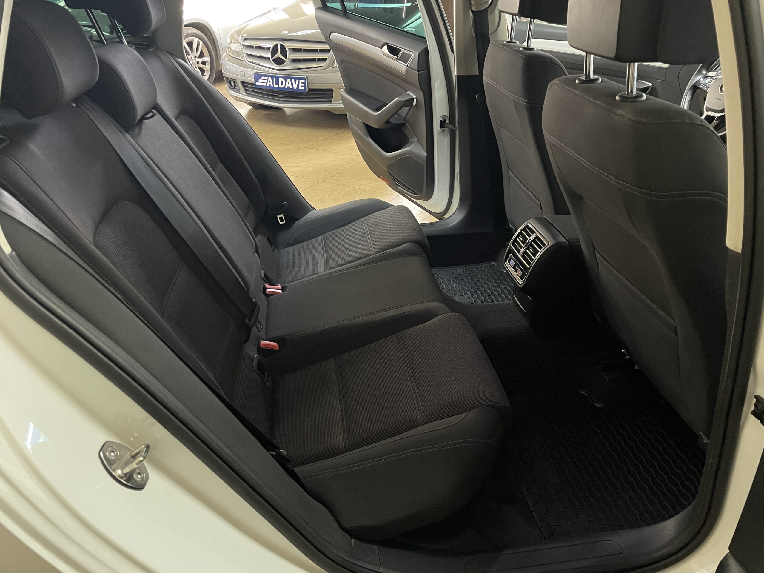 
								VOLKSWAGEN Passat Variant Advance 1.6 TDI 120CV BMT full									