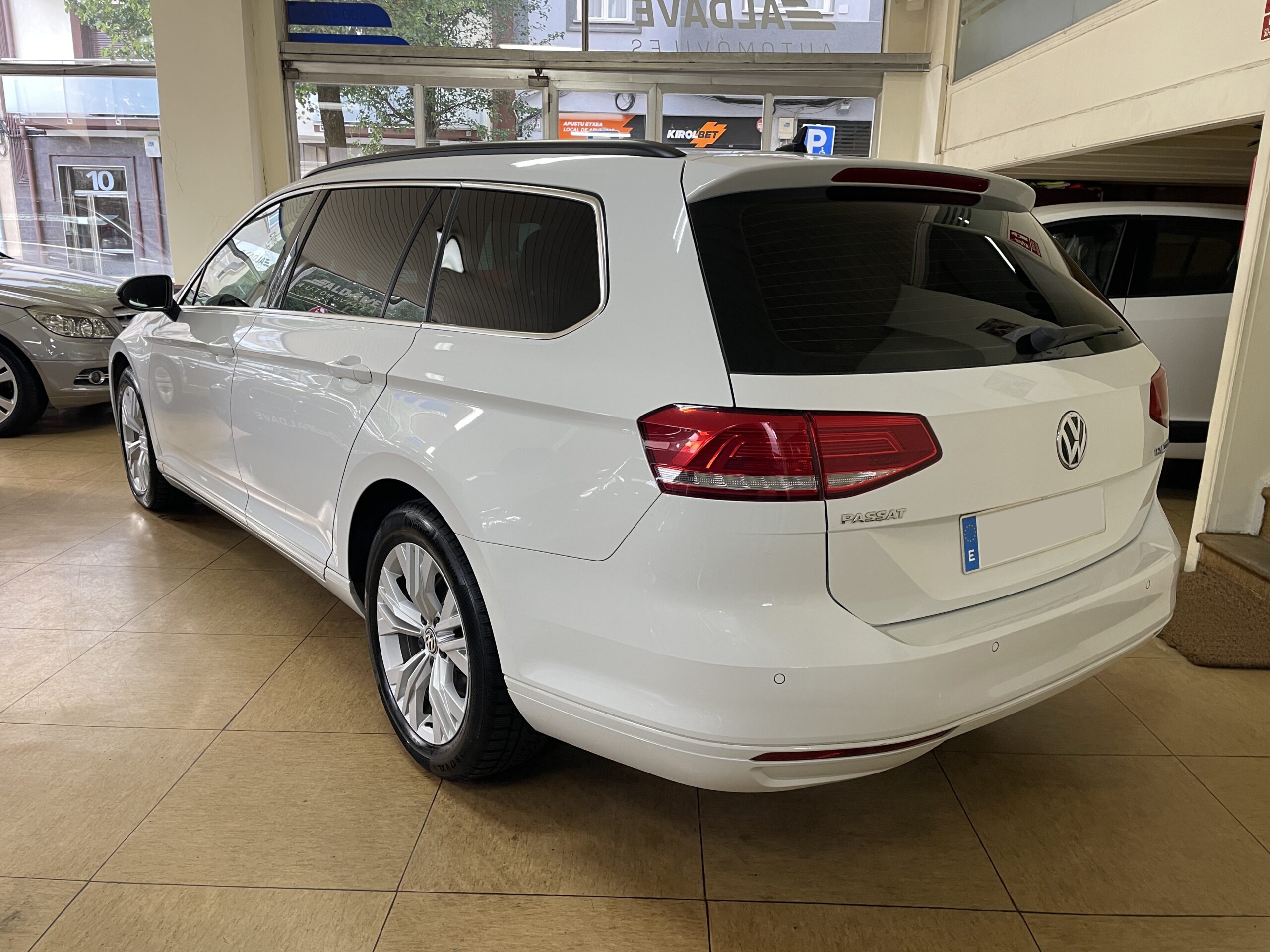 
								VOLKSWAGEN Passat Variant Advance 1.6 TDI 120CV BMT full									