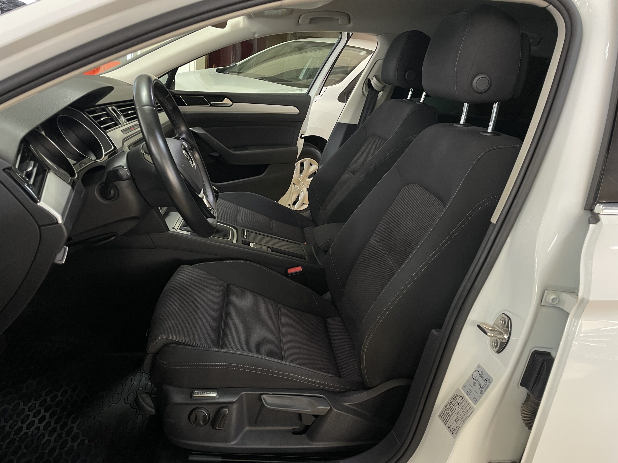 
								VOLKSWAGEN Passat Variant Advance 1.6 TDI 120CV BMT full									
