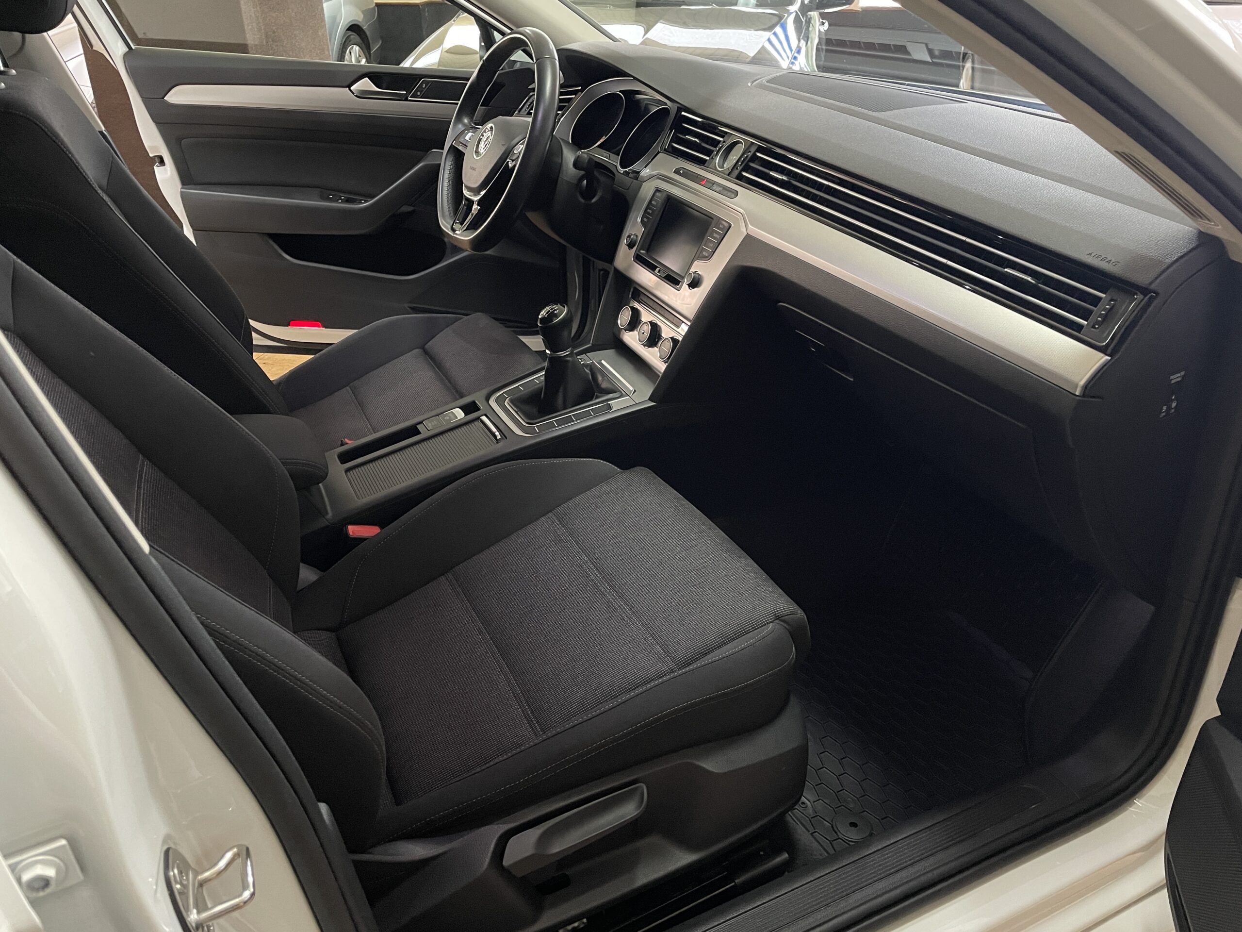 
								VOLKSWAGEN Passat Variant Advance 1.6 TDI 120CV BMT full									