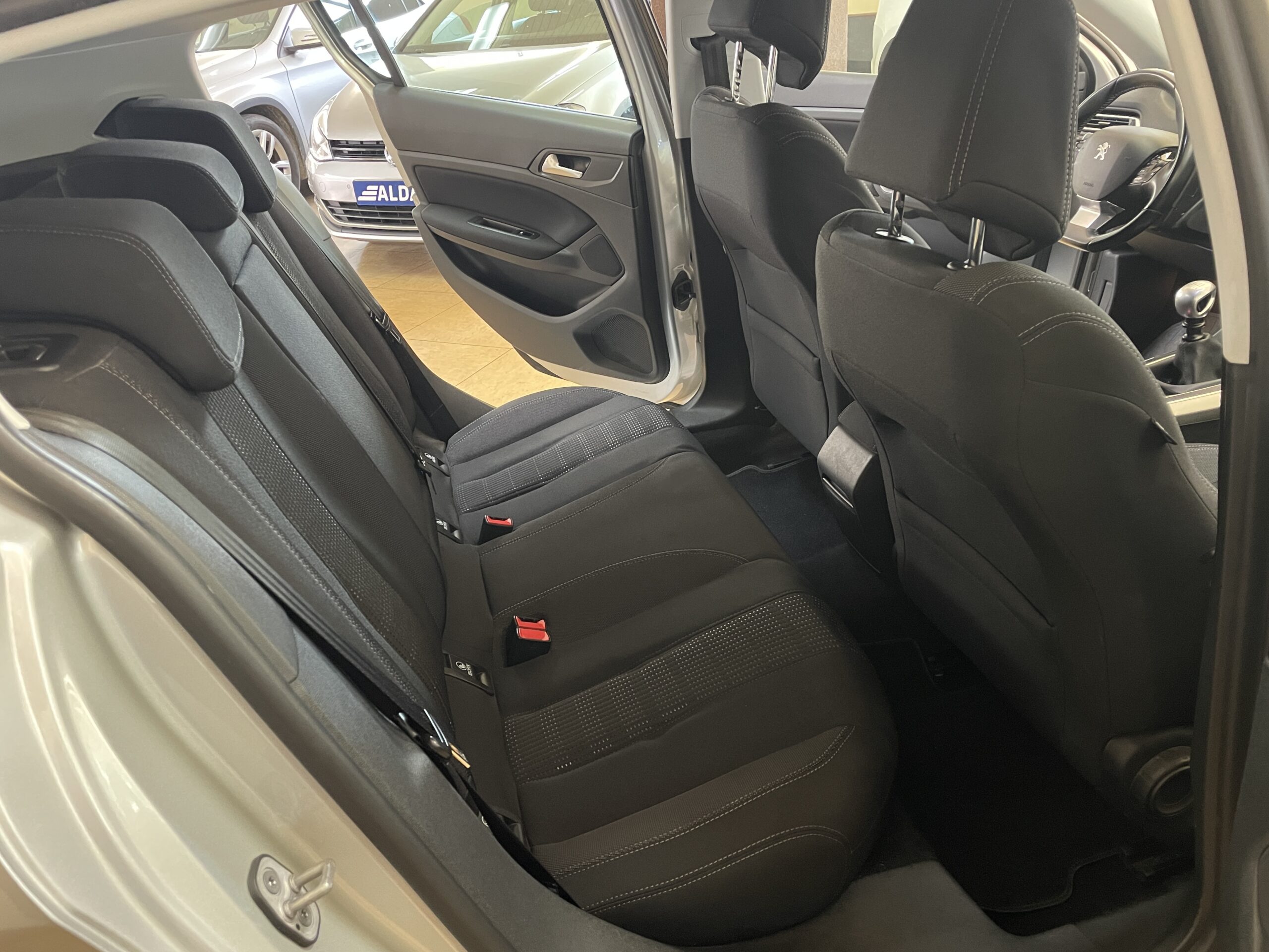 
								PEUGEOT 308 5p Allure 1.6 BlueHDi 88KW 120CV full									