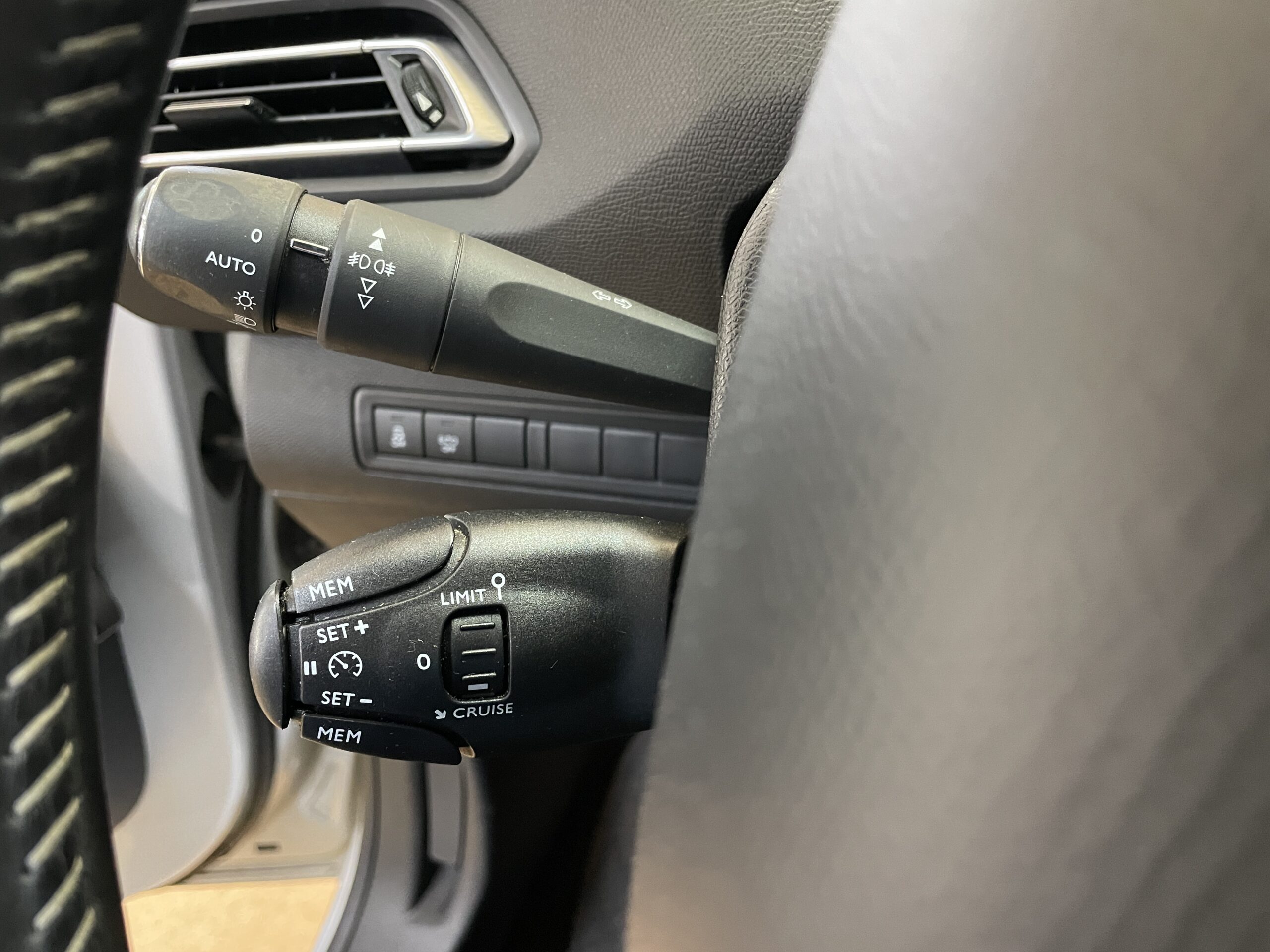 
								PEUGEOT 308 5p Allure 1.6 BlueHDi 88KW 120CV full									