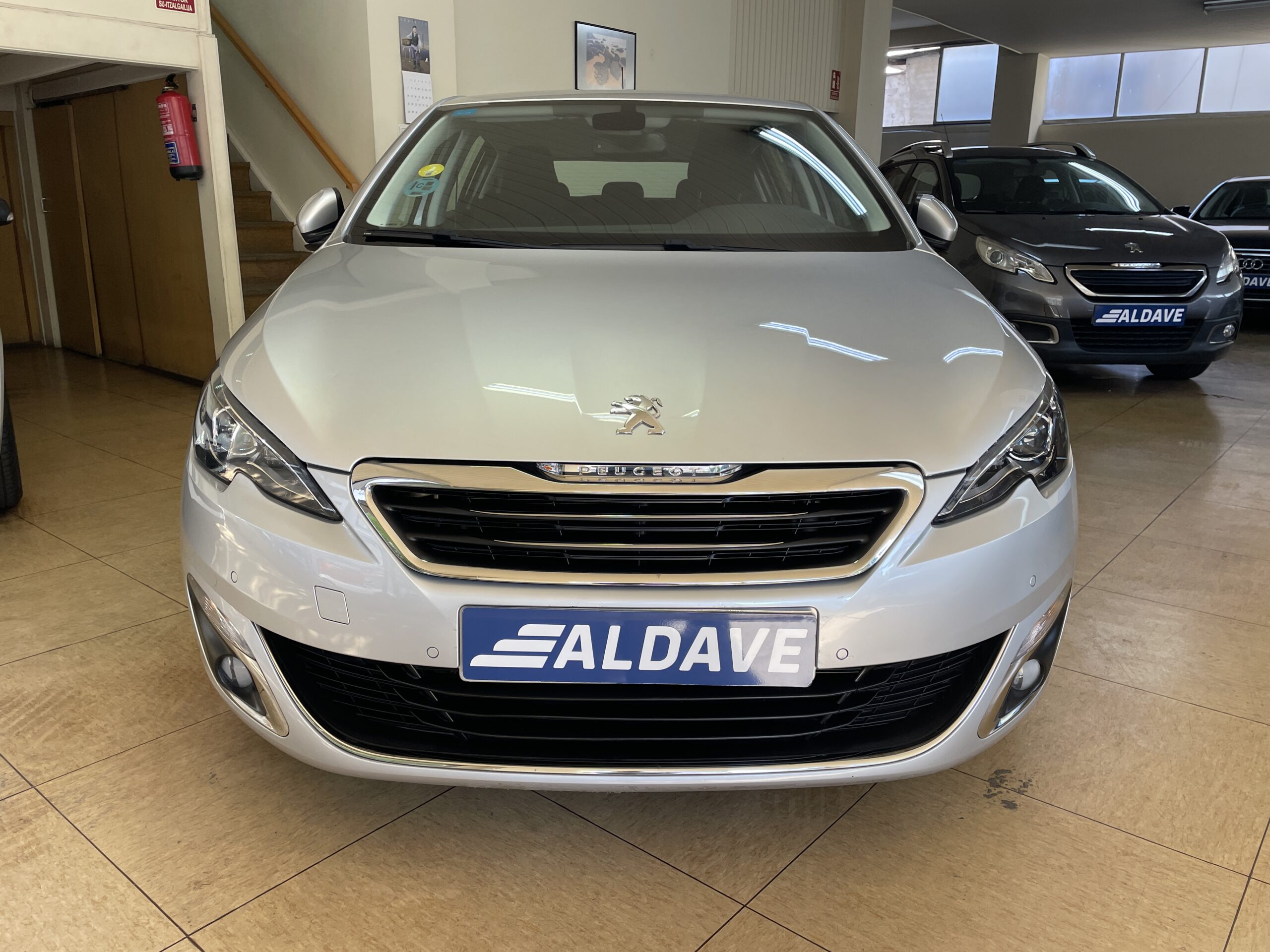 
								PEUGEOT 308 5p Allure 1.6 BlueHDi 88KW 120CV full									