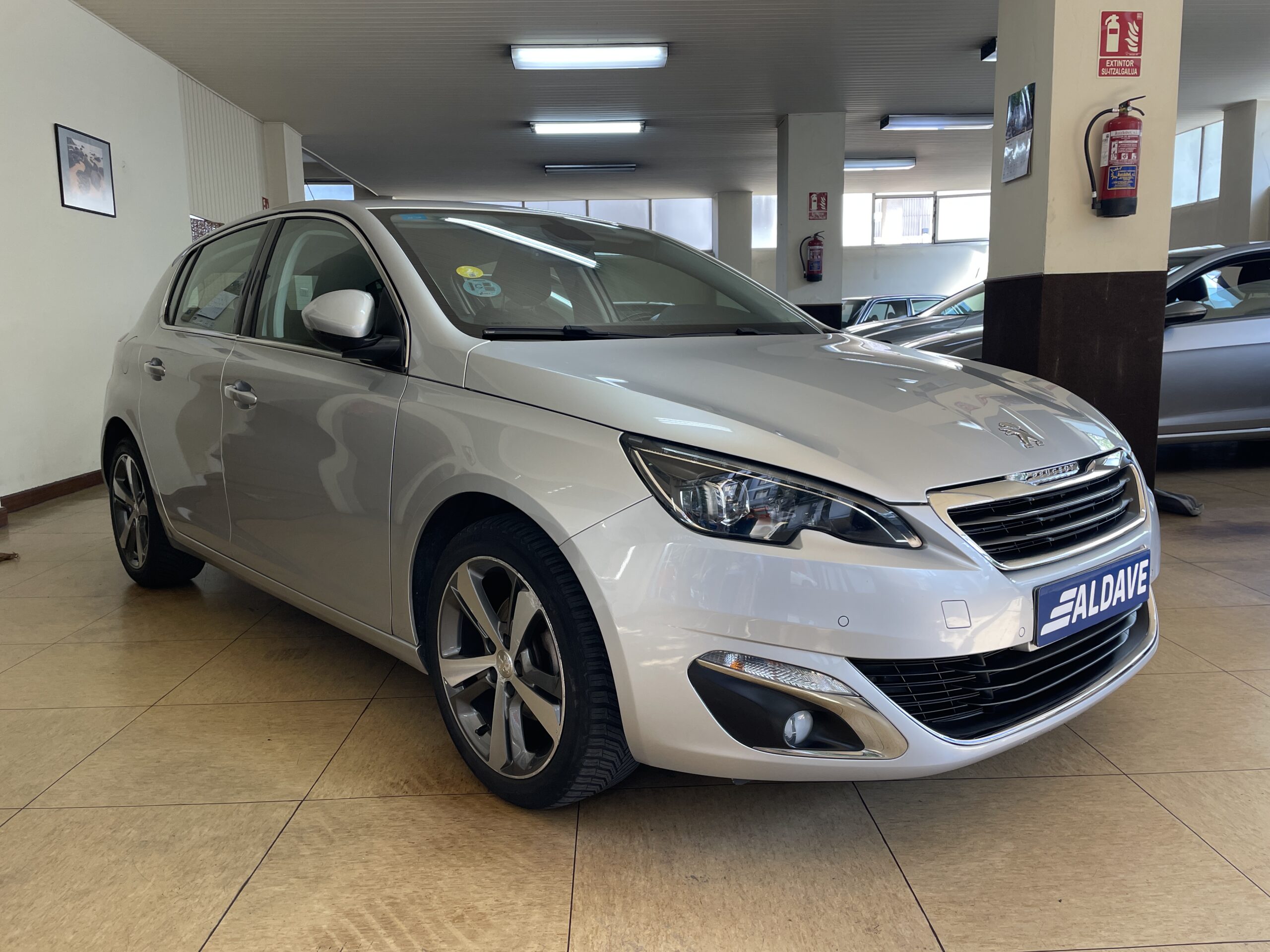 
								PEUGEOT 308 5p Allure 1.6 BlueHDi 88KW 120CV full									