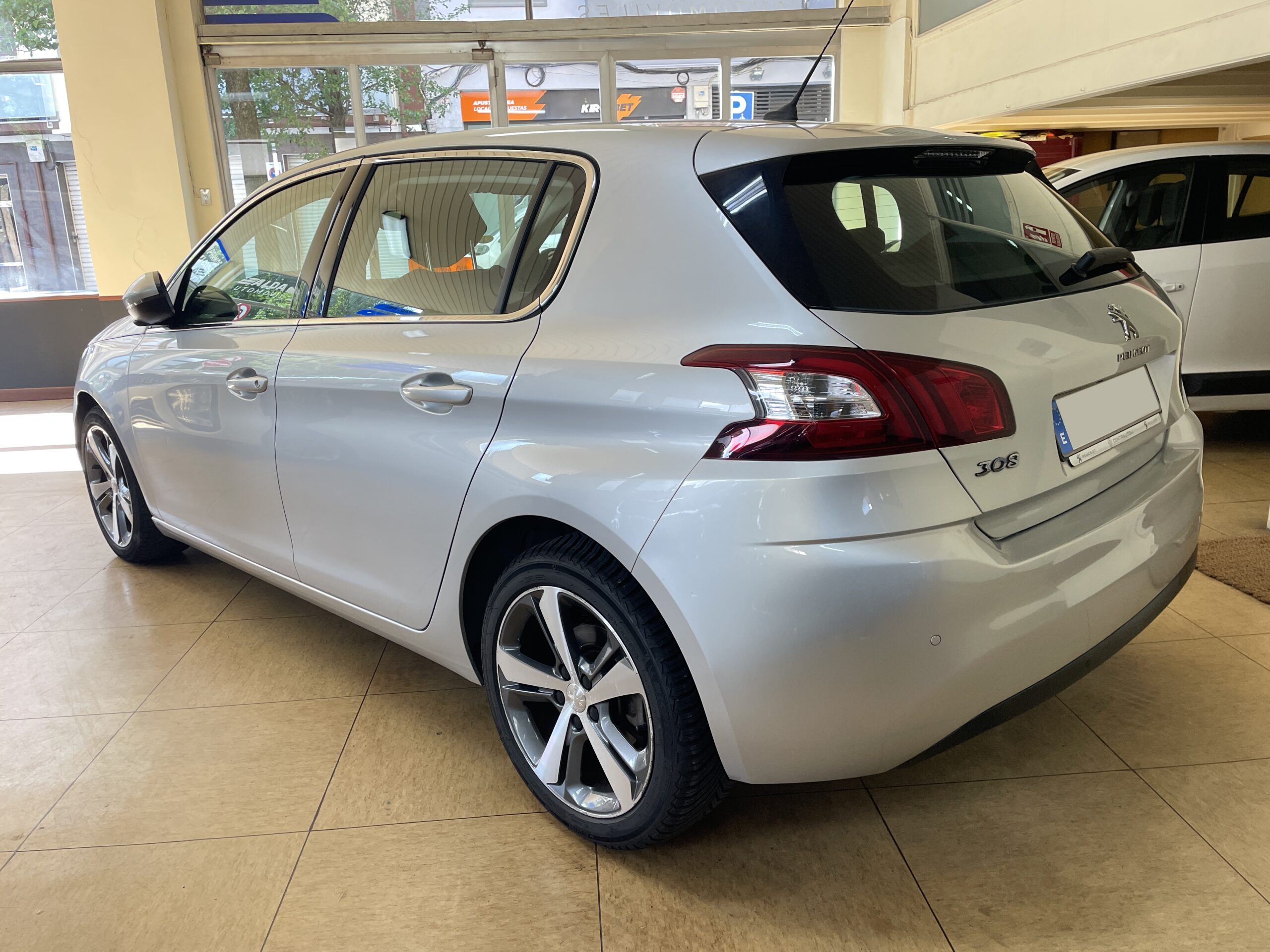 
								PEUGEOT 308 5p Allure 1.6 BlueHDi 88KW 120CV full									
