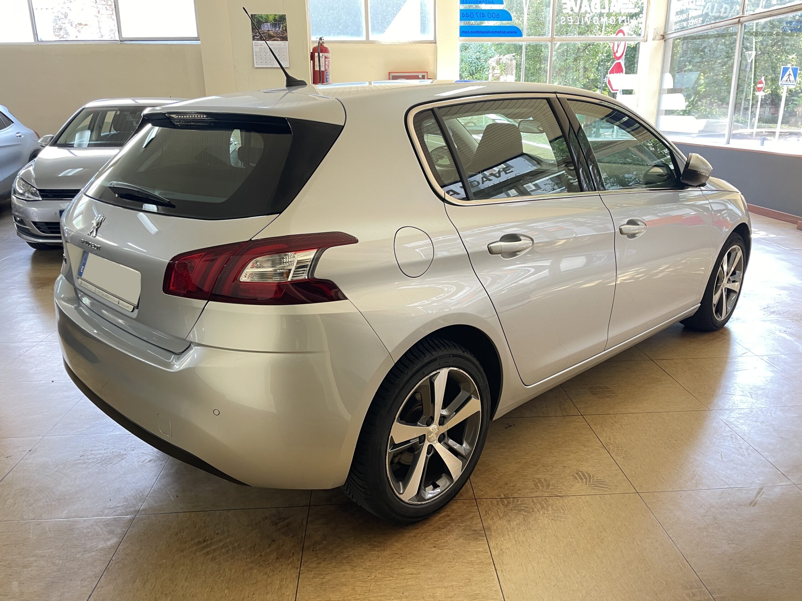 
								PEUGEOT 308 5p Allure 1.6 BlueHDi 88KW 120CV full									