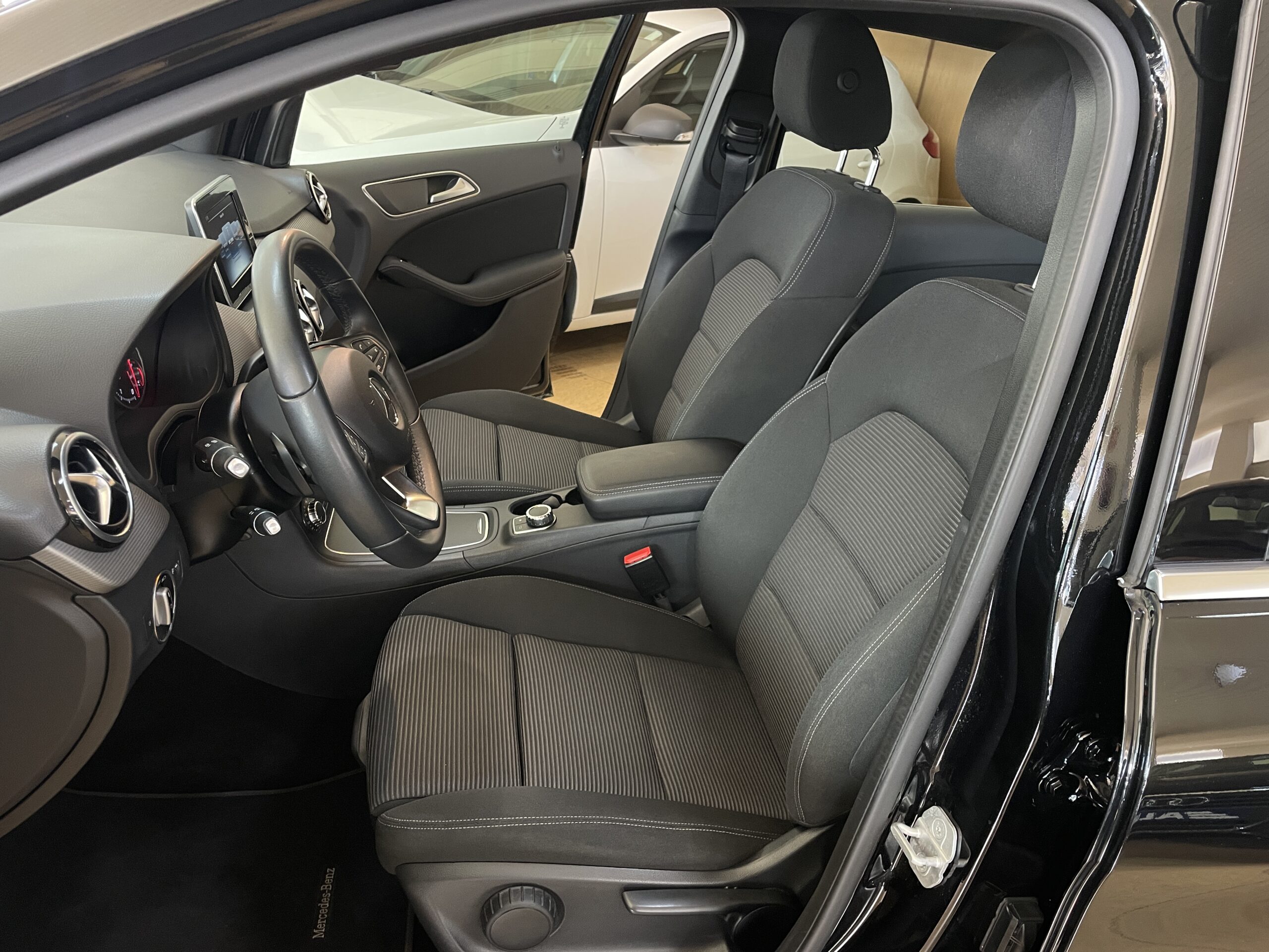 
								MERCEDES-BENZ Clase B 180d Automático 7G-DCT full									