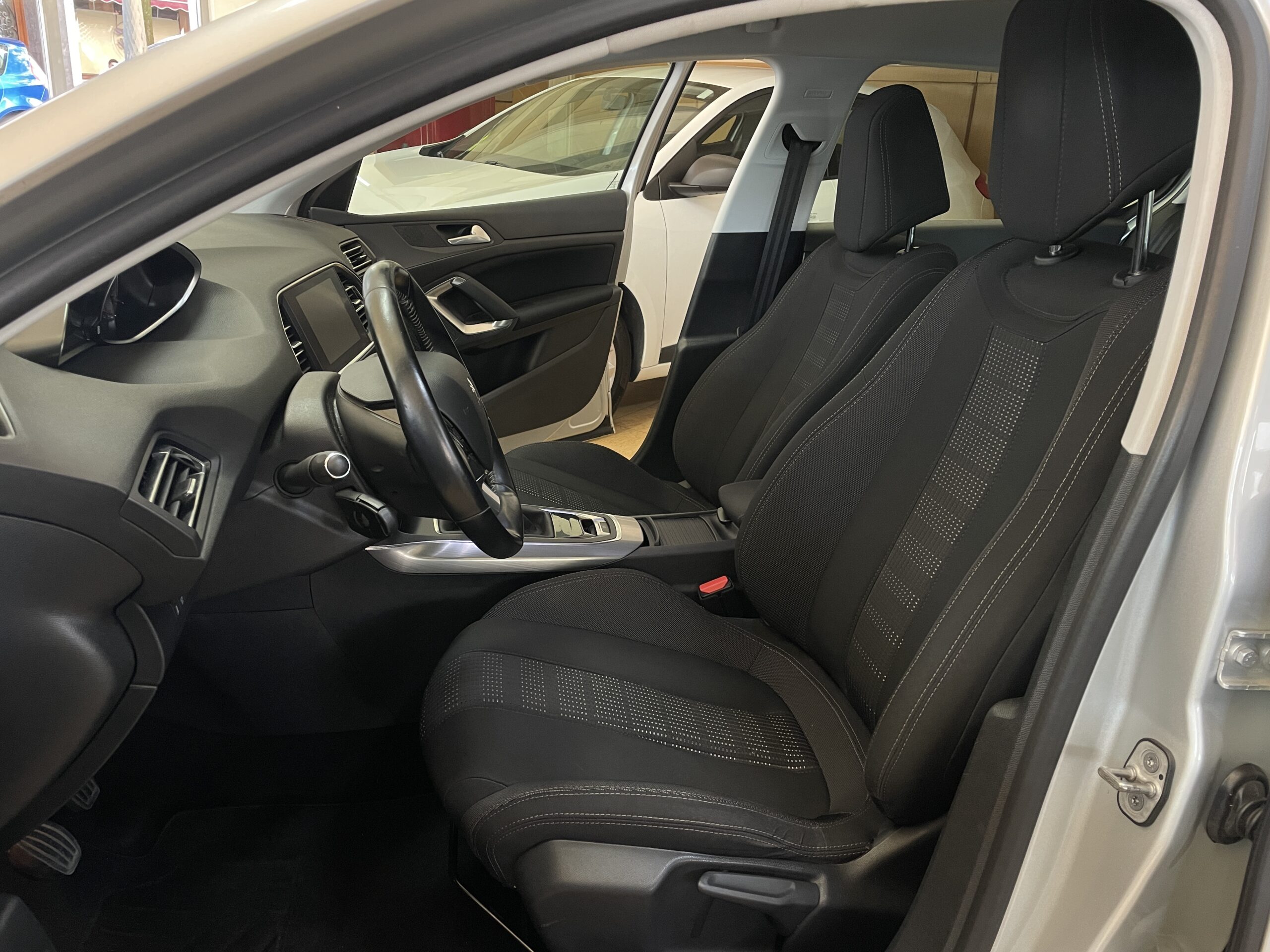 
								PEUGEOT 308 5p Allure 1.6 BlueHDi 88KW 120CV full									